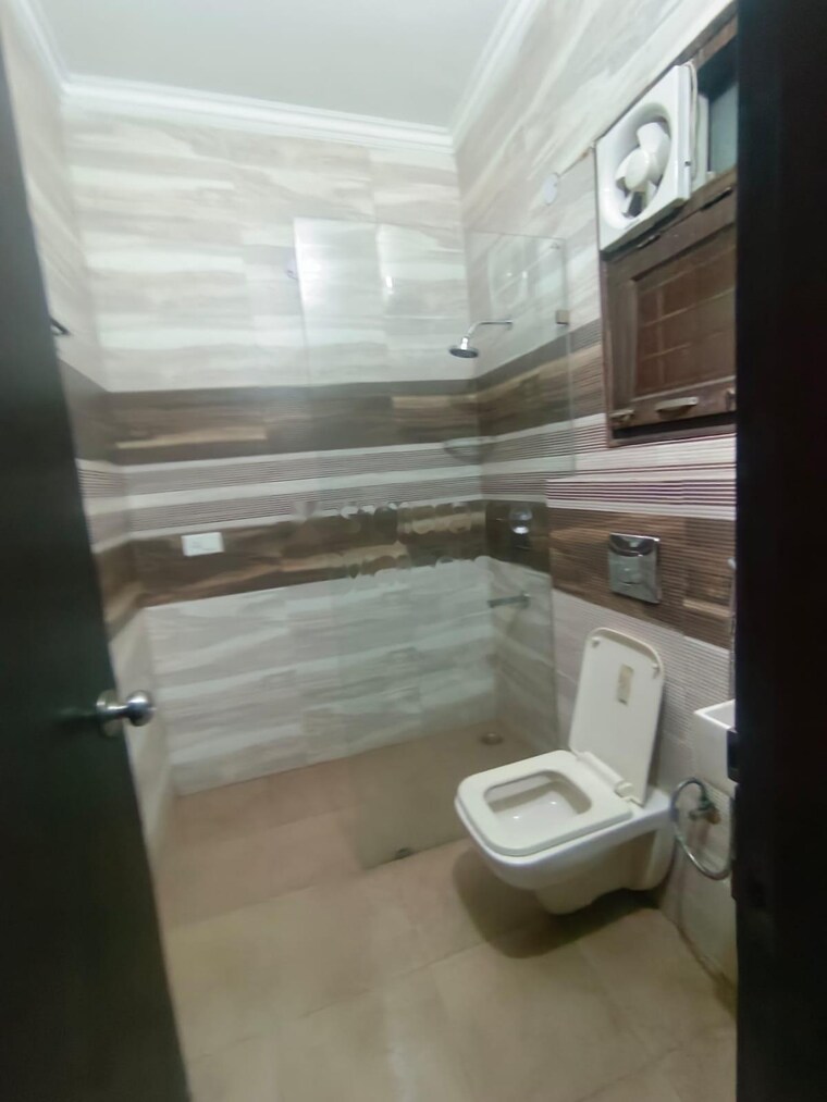 Bathroom, uppal-southend 3 Bedroom 4200 Sq.Ft. Builder Floor In Sector 49 Gurgaon 10645937