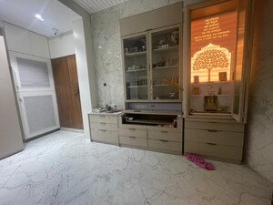 Room in 1 BHK Apartment at Kemps Corner – for Rent