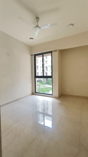 Room in 3 BHK Apartment at Lodha Sterling, Kolshet Road – for Rent