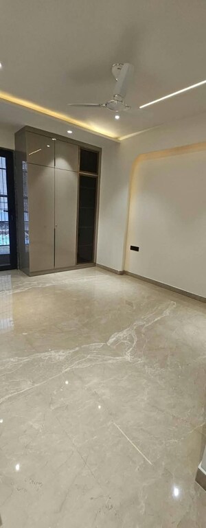 Room in 4 BHK Builder Floor at Sector 43 – for Rent