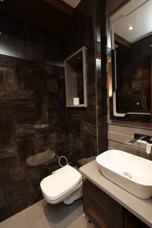 Bathroom in 2.5 BHK Apartment at Smart World Orchard, Sector 61 – for Rent