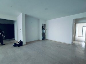 Room in 5 BHK Apartment at Sector 63a – for Rent