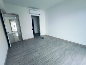 Room in 5 BHK Apartment at Sector 63a – for Rent
