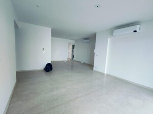 Room in 5 BHK Apartment at Sector 63a – for Rent