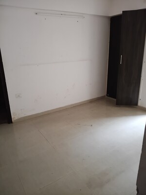 Room in 3 BHK Apartment at Nirala Estate, Tech Zone 4 Greater Noida – for Rent