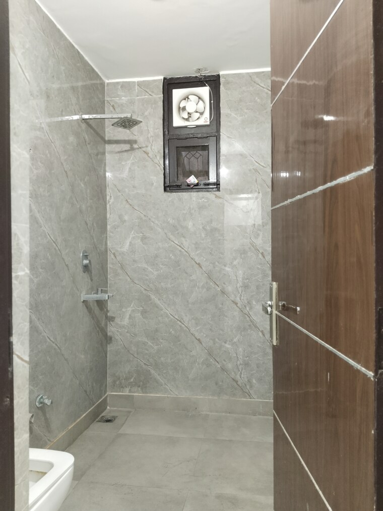 Bathroom, ashoka-enclave-3 3 Bedroom 1800 Sq.Ft. Builder Floor In Sector 35 Faridabad 10646624