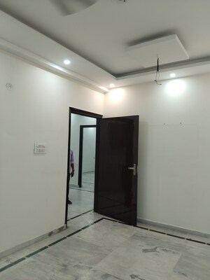 Room in 3 BHK Builder Floor at Ashoka Enclave 3, Sector 35 – for Rent
