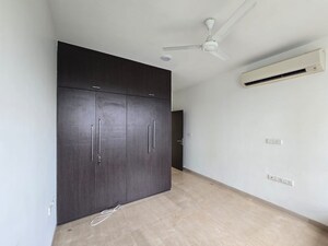 Room in 3 BHK Apartment at Oberoi Exquisite Goregaon, Goregaon East – for Rent