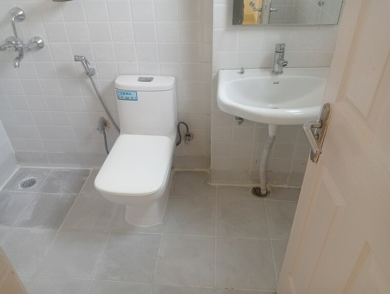 Bathroom, unitech-uniworld-gardens-2 3 Bedroom 1355 Sq.Ft. Apartment In Sector 47 Gurgaon 10646623