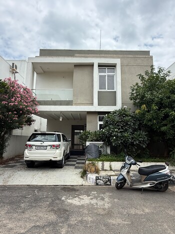 Moiz Villa Gardeni