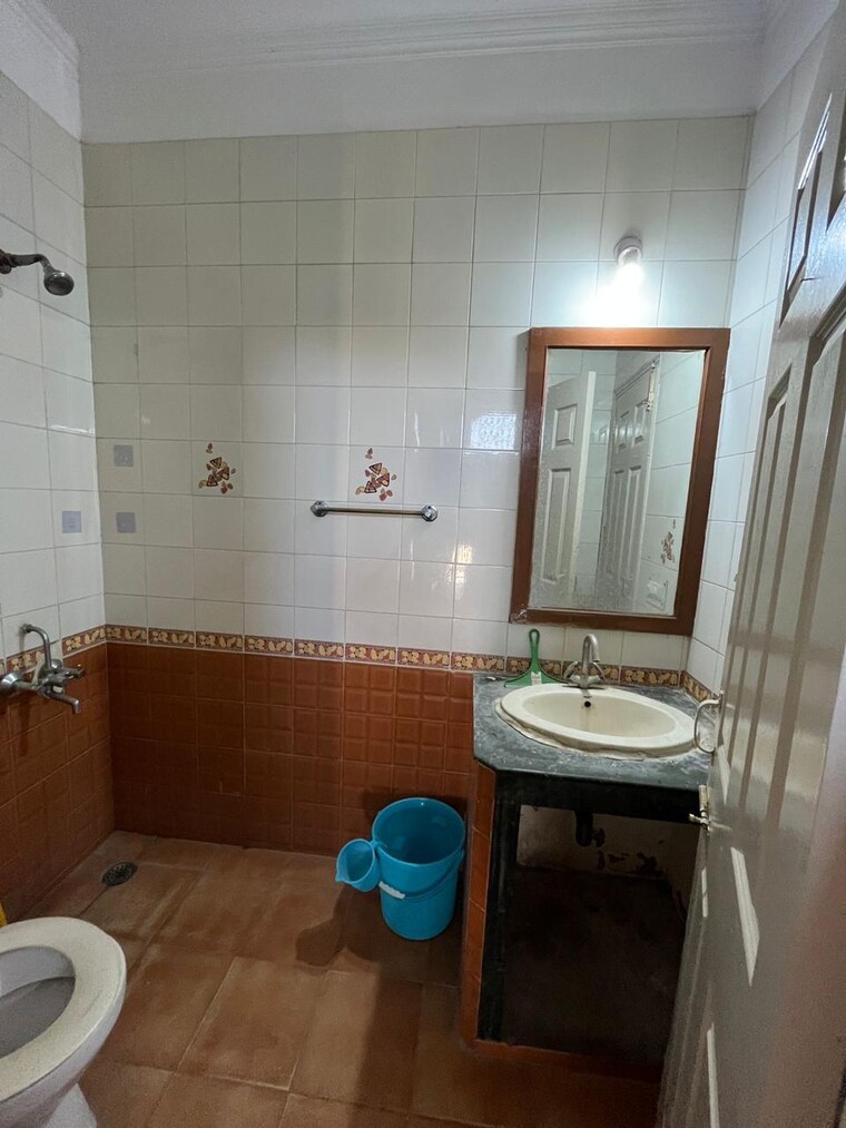 Bathroom, malviya nagar 4 Bedroom 1125 Sq.Ft. Builder Floor In Malviya Nagar Delhi 10651598