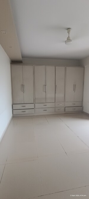 Room in 4 BHK Apartment at Eros Kenwood Tower, Sector 39 – for Sale