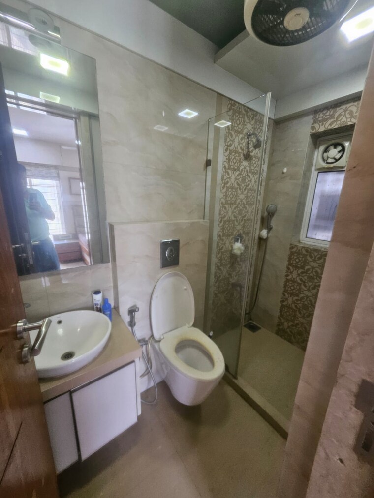 Bathroom, khar west 3 Bedroom 840 Sq.Ft. Apartment In Khar West Mumbai 10651660