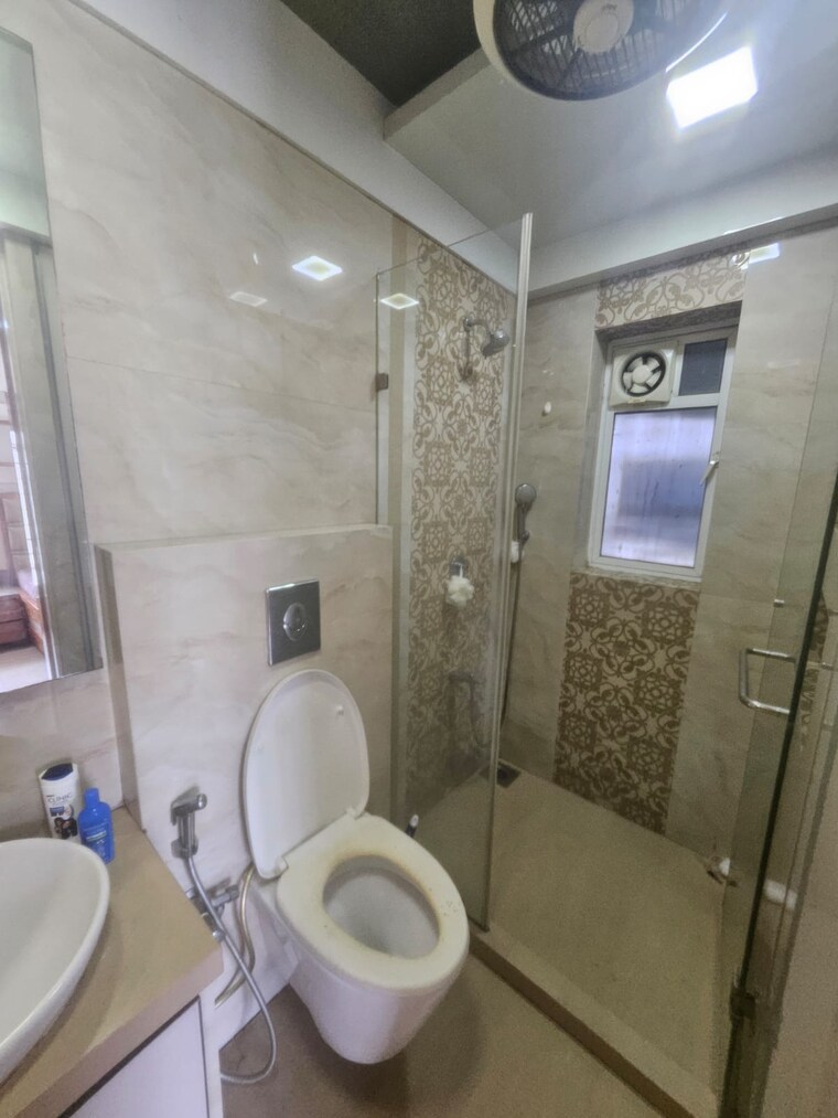 Bathroom, khar west 3 Bedroom 840 Sq.Ft. Apartment In Khar West Mumbai 10651660