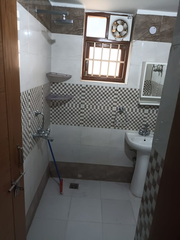 Bathroom, sector 23 1 Bedroom 1450 Sq.Ft. Builder Floor In Sector 23 Gurgaon 10651824