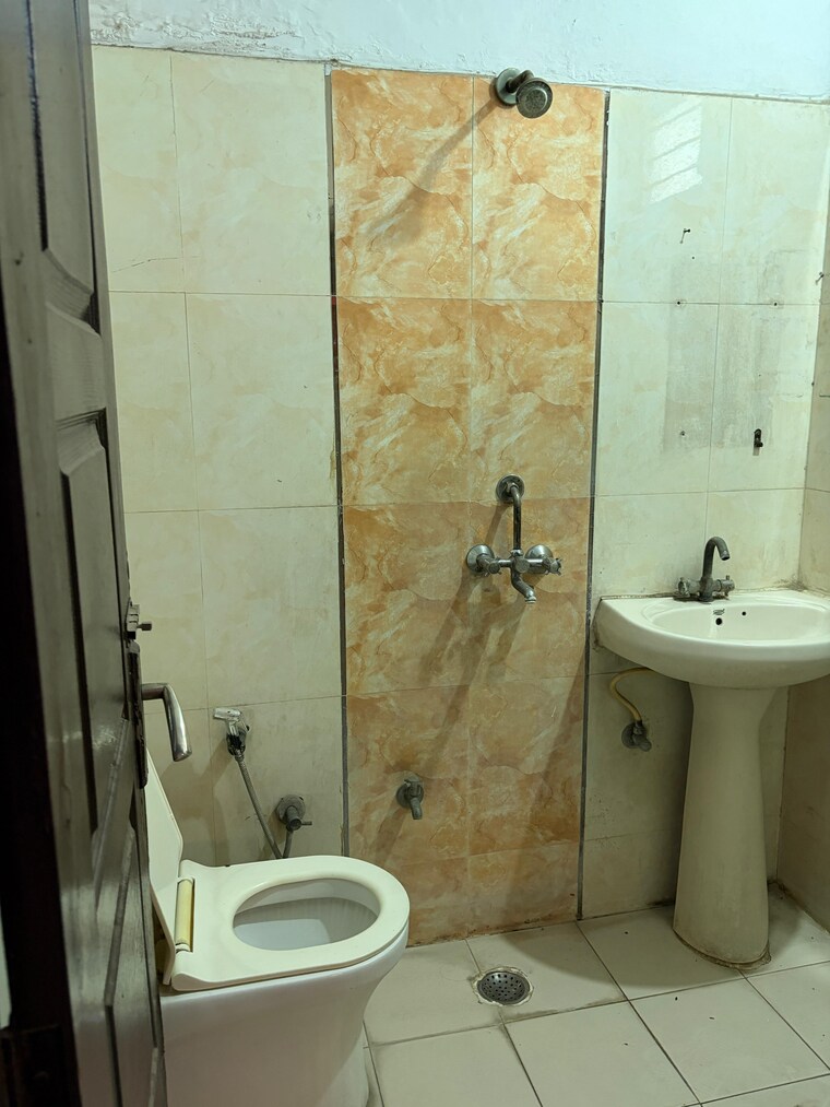 Bathroom, shakti khand iii 2 Bedroom 950 Sq.Ft. Builder Floor In Shakti Khand Iii Ghaziabad 10651814