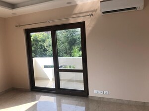 Room in 5 BHK Apartment at Vasant Vihar – for Rent