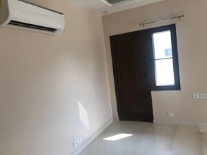 Room in 5 BHK Apartment at Vasant Vihar – for Rent