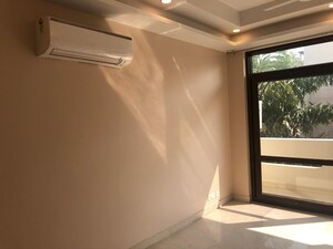 Room in 5 BHK Apartment at Vasant Vihar – for Rent