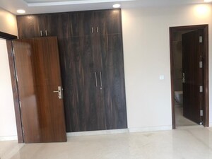 Room in 5 BHK Apartment at Vasant Vihar – for Rent