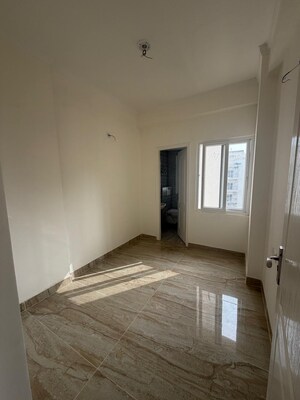 Room in 2.5 BHK Apartment at Amrapali Silicon City, Sector 76 – for Sale