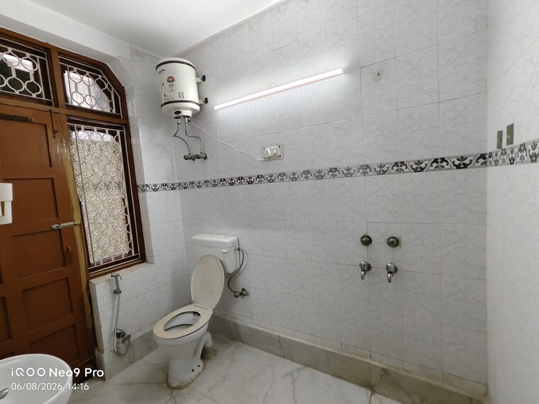 Bathroom, sector 21 3 Bedroom 3150 Sq.Ft. Builder Floor In Sector 21 Gurgaon 10651854