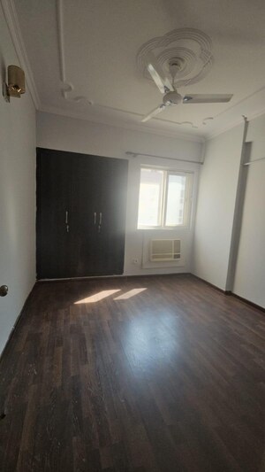 Room in 3 BHK Apartment at Supertech Cape Town, Sector 74 – for Sale
