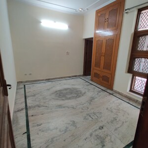 Room in 3 BHK Apartment at Sainik Colony – for Rent