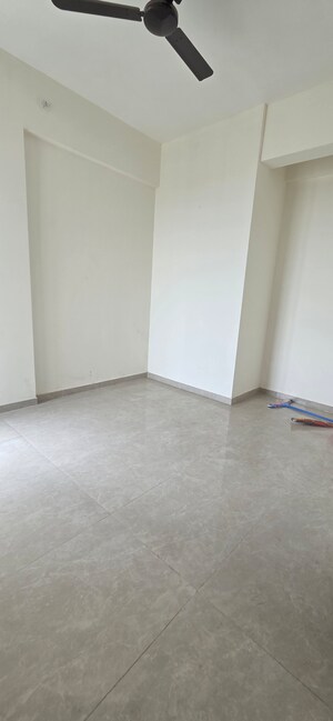 Furnished Amenities in 2 BHK Apartment at Spring Hills, Manpada – for Rent