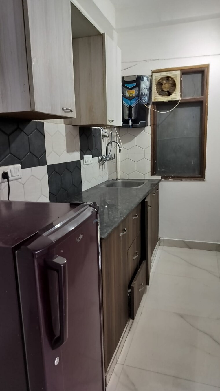 Kitchen, rof-portico 1 Bedroom 400 Sq.Ft. Builder Floor In Sector 43 Gurgaon 10652203