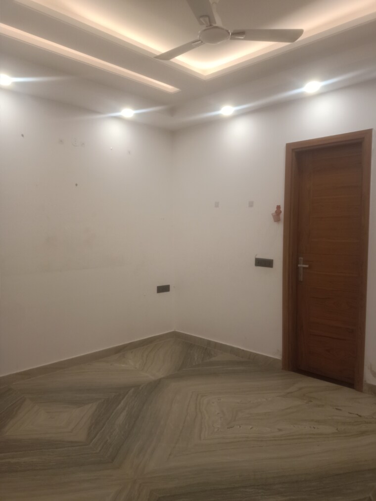 Room, vasant kunj enclave 3 Bedroom 120 Sq.Yd. Builder Floor In Vasant Kunj Enclave Delhi 10652240