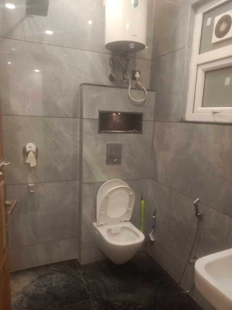 Bathroom, vasant kunj enclave 3 Bedroom 120 Sq.Yd. Builder Floor In Vasant Kunj Enclave Delhi 10652240