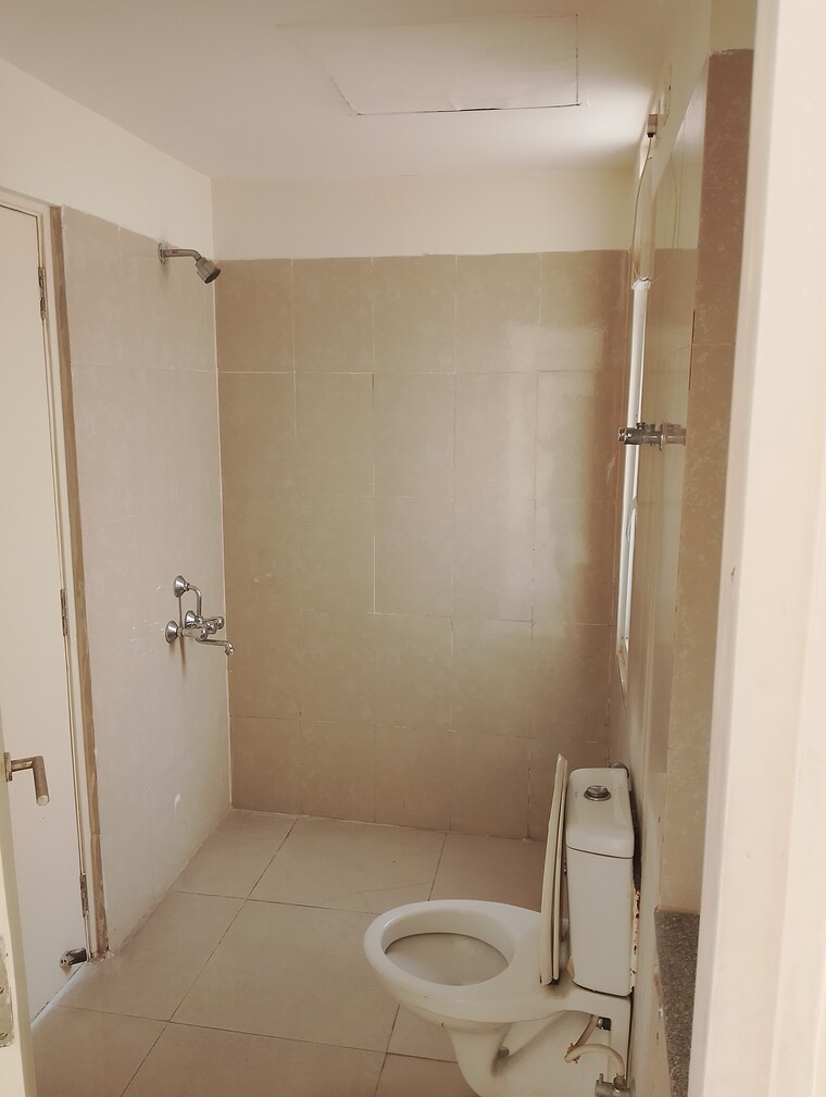 Bathroom, emaar-palm-hills 3.5 Bedroom 1550 Sq.Ft. Apartment In Sector 77 Gurgaon 10652251