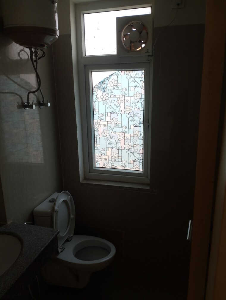 Bathroom, emaar-palm-hills 3.5 Bedroom 1550 Sq.Ft. Apartment In Sector 77 Gurgaon 10652251