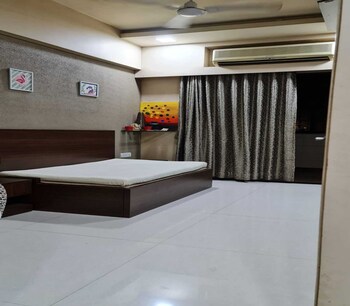 2 BHK Flat for Rent in Dadar East, Mumbai