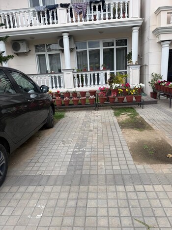 DLF Central Square