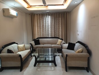 3 BHK Builder Floor for Rent in Defence Colony, Delhi