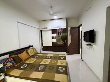 3 BHK Flat for Sale in Santacruz West, Mumbai