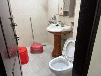 2 BHK Builder Floor for Rent in Shakti Khand, Ghaziabad