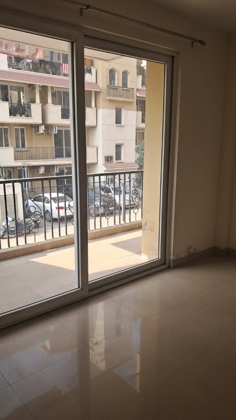 Balcony, emaar-emerald-floors-premier 4 Bedroom 1975 Sq.Ft. Apartment In Sector 65 Gurgaon 10675373