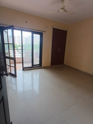 Room in 4 BHK Apartment at Eros Brentwood Tower, Charmwood Village – for Rent
