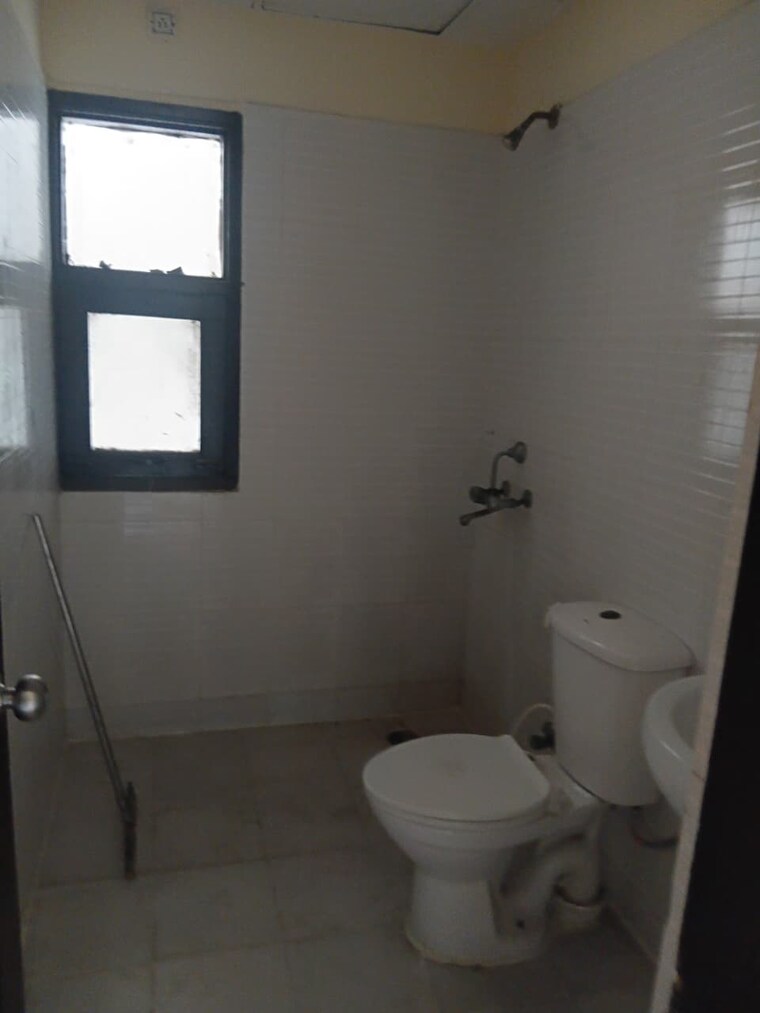 Bathroom, eros-brentwood-tower 4 Bedroom 2375 Sq.Ft. Apartment In Charmwood Village Faridabad 10675390