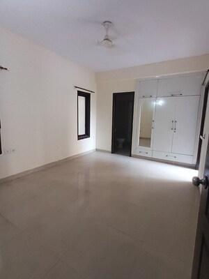Room in 4 BHK Apartment at Eros Brentwood Tower, Charmwood Village – for Rent