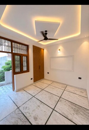 Room in 3 BHK Builder Floor at Green Fields Colony – for Rent