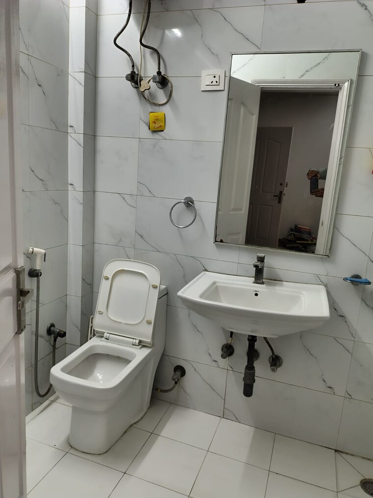 Bathroom, eros-sterling-apartments 2 Bedroom 950 Sq.Ft. Apartment In Charmwood Village Faridabad 10675403