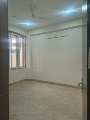 Room in 2 BHK Apartment at Supertech Cape Town, Sector 74 – for Rent