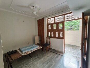 2 BHK Builder Floor for Rent in Palam Vihar, Gurgaon