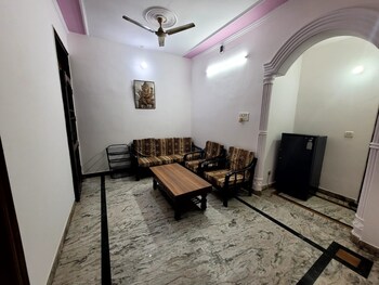 2 BHK Builder Floor for Rent in Sector 56, Noida