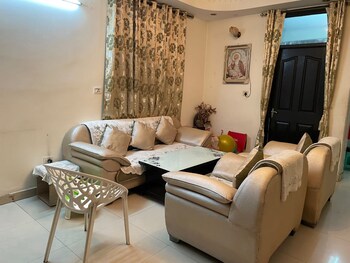 2 BHK Builder Floor for Rent in Indrapuram, Ghaziabad