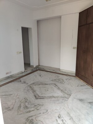 Room in 2 BHK Independent House at Sector 10a – for Rent